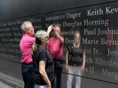 Diane et Kurt Horning, parents de Matthew disparu le 11 septembre 2001 dans l'attaque du World Trade Center, cherchent le nom de leur fils à l'Empty Sky Memorial, le 15 juin 2021 à Jersey City - Angela Weiss [AFP/Archives]