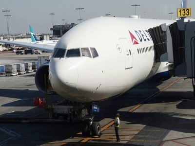 Delta Air Lines va imposer une surcotisation d'assurance santé de 200 dollars par mois aux employés non vaccinés - Daniel SLIM [AFP/Archives]