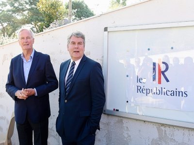 Le candidat à la présidentielle Michel Barnier (à gauche) et le maire de La Baule Franck Louvrier, à La Baule où les Républicains de Loire-Atlantique tenaient leur rentrée le 28 août 2021 - Sebastien SALOM-GOMIS [AFP]