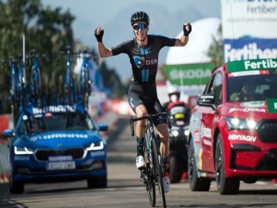 Le Français Romain Bardet (DSM) remporte la 14e étape du Tour d'Espagne, le 28 août 2021 au sommet du Pico Villuercas - JORGE GUERRERO [AFP]
