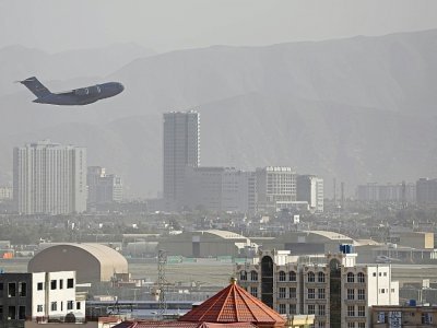 Un avion militaire américain décolle à Kaboul le 27 août 2021 - - [AFP]