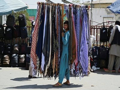 Vendeur de foulards sur un marché de Kaboul le 28 août 2021 - Aamir QURESHI [AFP]