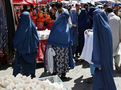 Des femmes en burqa dans un marché du centre de Kaboul, le 28 août 2021 - Aamir QURESHI [AFP]