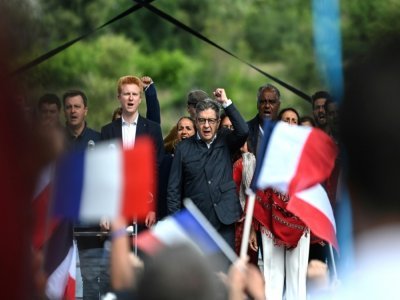 Jean-Luc Mélenchon, avec notamment à ses côtés Adrien Quatennens, député de La France insoumise, à  Châteauneuf-sur-Isère, le 29 août 2021 - OLIVIER CHASSIGNOLE [AFP]