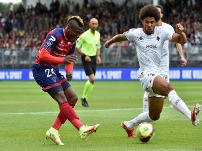 L'attaquant de Clermont Jodel Dossou (g) face au défenseur de Metz Matthieu Udol, le 29 août 2021 à Clermont-Ferrand - THIERRY ZOCCOLAN [AFP]