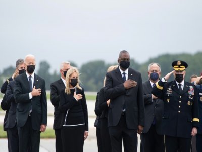 Joe Biden, Jill Biden, le chef du Pentagone Lloyd Austin et d'autres hauts responsables américains lors d'une cérémonie, le 29 août 2021, sur la base américaine de Dover en hommage aux 13 militaires tués en Afghanistan - SAUL LOEB [AFP]