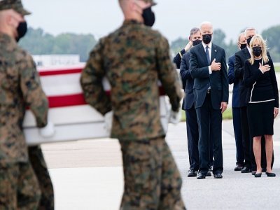 Le président américain Joe Biden rend hommage aux soldats américains tués dans un attentat à Kaboul, le 29 août 2021 sur la base aérienne de Dover, dans l'Etat du Delaware - SAUL LOEB [AFP]