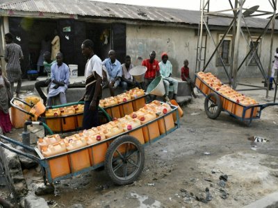 Vendeurs d'eau à Maiduguri le 1er février 2021 - Audu Marte [AFP]