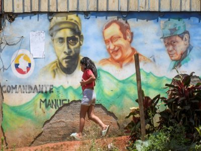 photo d'une fresque murale représentant l'ancien leader de la guerrilla des FARC-EP, Marulanda, dans les montagnes de la municipalité de El Patia, dans la région de Cauca en colombie, le 5 mai 2021 - Raul ARBOLEDA [AFP]