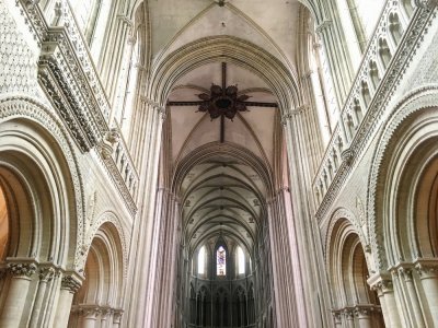 Bâtie au XIe siècle, la Cathédrale de Bayeux est haute de 77 mètres de haut.
