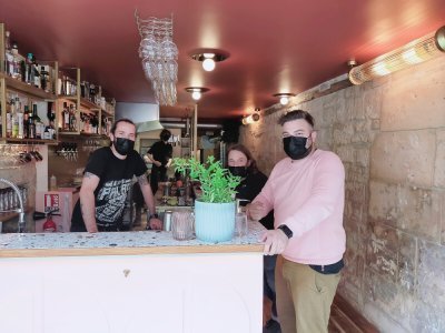 Loulou, Basile, Antoine et Julien ont pu ouvrir leur bar le 25 juillet, après 10 mois de travaux, au 45 rue Saint-Sauveur. - Mathieu Marie