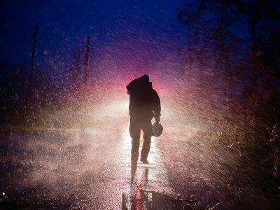 Le chef des pompiers de Montegut, Toby Henry, sous la pluie battante alors que l'ouragan Ida a touché terre dans le Sud des Etats-Unis, à Bourg en Louisiane le 29 août 2021 - Mark Felix [AFP]