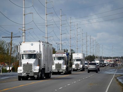 Un balai de véhicules de secours sur une autoroute de Louisiane, après le passage de l'ouragan Ida, le 30 août 2021 - Patrick T. FALLON [AFP]