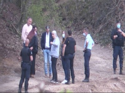 Image tirée d'une vidéo de l'AFPTV montrant l'ex-femme du tueur Michel Fourniret, Monique Olivier (c, en sweat gris) avec les enquêteurs lors d'une opération de recherche des restes d'Estelle Mouzin dans le bois d'Issancourt-et-Rumel, le 28 avril 202 - Thomas BERNARDI [AFP/Archives]