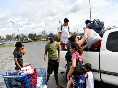 Des membres des familles Villalobos et Martinez secourues après le passage de l'ouragan Ida à Laplace, en Louisiane, le 31 août 2021 - Patrick T. FALLON [AFP]