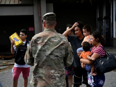 Un militaire échange avec des habitants de Laplace après le passage de l'ouragan Ida, le 30 août 2021 - Patrick T. FALLON [AFP]