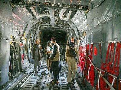 Des talibans à l'intérieur d'un avion de l'armée de l'air afghane à l'aéroport de Kaboul, le 31 août 2021 - Wakil KOHSAR [AFP]