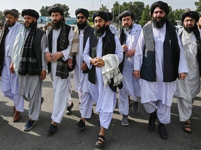 Le porte-parole des talibans Zabihullah Mujahid (c) arrive à l'aéroport de Kaboul pour une conférence de presse, le 31 août 2021 en Afghanistan - WAKIL KOHSAR [AFP]