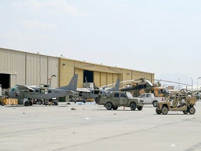 Des avions, hélicoptères et véhicules de l'armée afghane à l'aéroport de Kaboul, le 31 août 2021 - WAKIL KOHSAR [AFP]