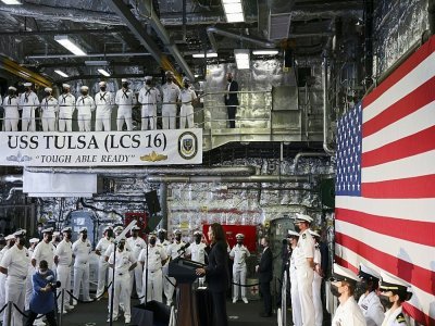 La vice-présidente américaine Kamala Harris s'adresse aux marins du navire USS Tulsa à Singapour pendant une tournée en Asie, le 23 août 2021 - EVELYN HOCKSTEIN [POOL/AFP/Archives]