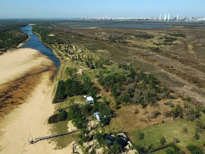 Un bras presque asséché du fleuve Parana affecté par une sécheresse historique, le 22 août 2021 à Rosario, en Argentine - JUAN MABROMATA [AFP]