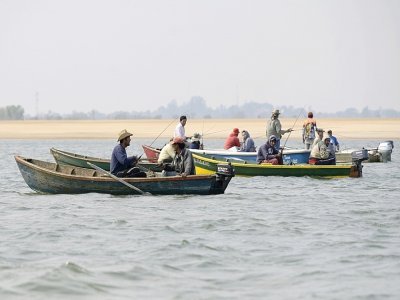 Des pêcheurs sur le fleuve Parana dont le niveau en eau est affectée pra une sécheresse historique, le 20 août 2021 au large de la Isla del Cerrito, en Argentine - JUAN MABROMATA [AFP]