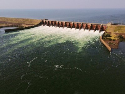 Le barrage de la centrale de Yacyreta, le 18 août 2021 à Itapua, entre l'Argentine et le Paraguay - JUAN MABROMATA [AFP]
