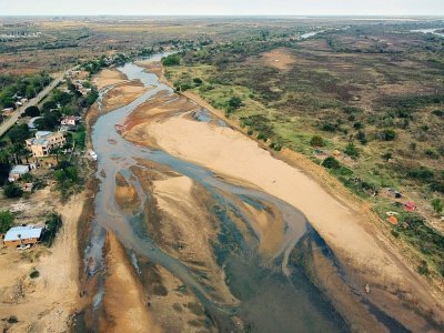 Vue aérienne du fleuve Parana dont le niveau en eau est affecté par une sécheresse historique, le 20 août 2021 à Goya, en Argentine - JUAN MABROMATA [AFP]