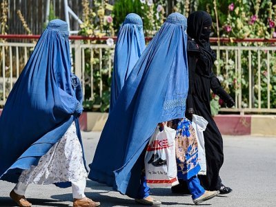 Des femmes revêtues de burqas marchent dans une rue de Kaboul, le 1er septembre 2021 - Aamir QURESHI [AFP]