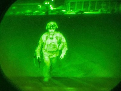 Photo fournie par l'armée américaine du général Chris Donahue, commandant de la 82e division aéroportée et dernier militaire américain à quitter l'Afghanistan, embarquant dans un avion C-17 à l'aéroport de Kaboul, le 30 août 2021 - Jack Holt [US Central Command (CENTCOM)/AFP]