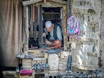 Un cordonnier répare une chaussure dans sa boutique, à Kaboul le 1er septembre 2021 - Aamir QURESHI [AFP]