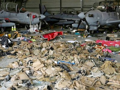 Des avions d'attaque A-29 de l'aviation afghane dans un hangar jonché de gilets pare-balles, à l'aéroport de Kaboul évacuée par les forces américaines, le 31 août 2021 - WAKIL KOHSAR [AFP]