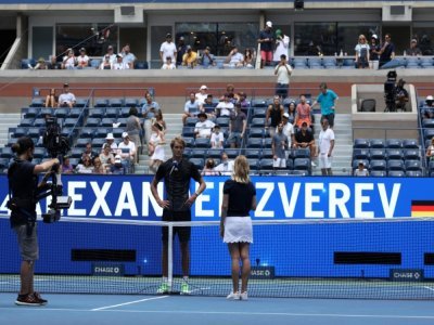 L'Allemand Alexander Zverev est interrogé après sa victoire à l'US Open de tennis face à l'Américain Sam Querrey au Centra national de tennis Billie Jean King à in New York, le 31 août 2021 - KENA BETANCUR [AFP]