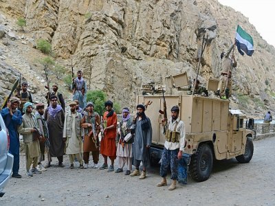 Des combattants anti-talibans montent la garde sur une route à Rah-e Tang, dans la vallée du Panchir, le 29 août 2021 - Ahmad SAHEL ARMAN [AFP]
