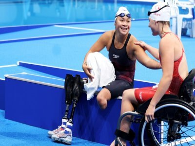 La nageuse américaine Haven Shepherd en conversation avec la Canadienne Abi Tripp après l'épreuve du 100 m brasse SB7 des Jeux paralympiques de Tokyo, le 1er septembre 2021 - Behrouz MEHRI [AFP]