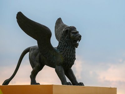 Statue du lion ailée, symbole de Venise, près du palais du festival de la Mostra, le 31 août 2021 à Venise - Filippo MONTEFORTE [AFP]