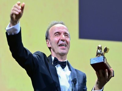 Le réalisateur et acteur Roberto Benigni recevant un Lion d'or d'honneur à la 78e Mostra, à Venise le 1er septembre 2021 - MIGUEL MEDINA [AFP]