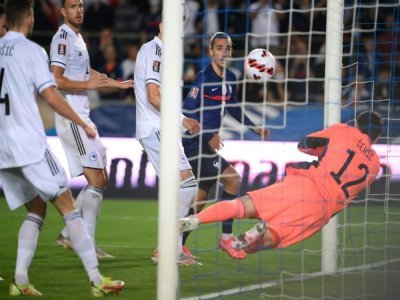 L'attaquant français Antoine Griezmann égalise (1-1) face à la Bosnie-Herzégovine, lors du match de qualification pour le Mondial-2022 au Qatar, le 1er septembre 2021 à Strasbourg - FRANCK FIFE [AFP]