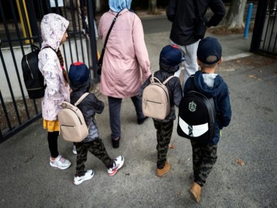 Sur cette photo d'illustration prise le 1er septembre 2020, des enfants portant des cartables arrivent à l'école élémentaire Clément Falcucci à Toulouse, le premier jour de la rentrée scolaire sur fond de résurgence de l'épidémie de Covid-19 - Lionel BONAVENTURE [AFP/Archives]