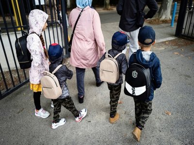 Sur cette photo d'illustration prise le 1er septembre 2020, des enfants portant des cartables arrivent à l'école élémentaire Clément Falcucci à Toulouse, le premier jour de la rentrée scolaire sur fond de résurgence de l'épidémie de Covid-19 - Lionel BONAVENTURE [AFP/Archives]