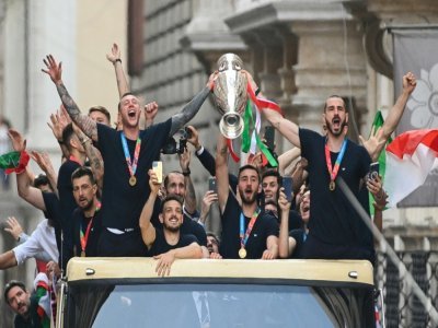 Les joueurs de l'Italie avec le trophée de l'Euro dans les rues de Rome le 12 juillet 2021 - Vincenzo PINTO [AFP/Archives]