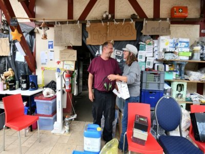 Des volontaires offrent des produits de première nécessité aux sinistrés après les inondations catastrophiques à Dernau, en Allemagne, le 19 août 2021 - Ina FASSBENDER [AFP/Archives]