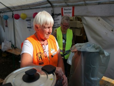 Christine Jahn, une bénévole, offre des aliments et des boissons aux sinistrés après les inondations catastrophiques à Dernau, en Allemagne, le 31 août 2021 - Yann Schreiber [AFP]