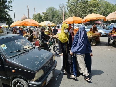 Des Afghanes dans une rue de Kaboul, le 1er septembre 2021 - HOSHANG HASHIMI [AFP]