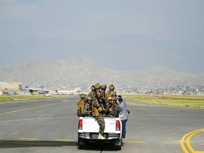 Des talibans de l'unité Badri sur le tarmac de l'aéroport de Kaboul, le 31 août 2021 - Wakil KOHSAR [AFP]