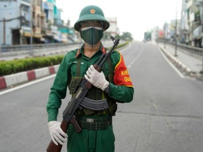 Un militaire monte la garde dans une rue déserte après le renforcement du confinement, le 23 août 2021 à Ho-Chi-Minh-Ville, au Vietnam - Pham THO [AFP/Archives]