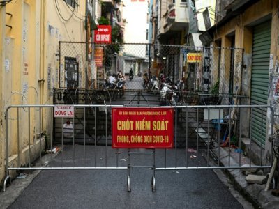 Une rue barricadée pour restreindre les déplacements des habitants, le 29 août 2021 à Hanoï, au Vietnam - Manan VATSYAYANA [AFP/Archives]
