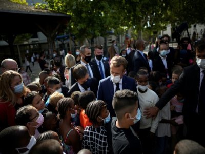 Le président Emmanuel Macron visite une école maternelle à Marseille, le 2 septembre 2021 - Daniel Cole [POOL/AFP]