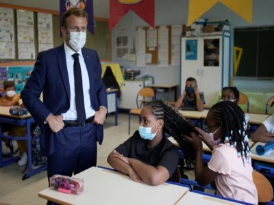 Emmanuel Macron en visite dans une école maternelle à Marseille, le 2 septembre 2021 - Daniel Cole [POOL/AFP]