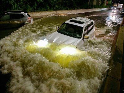 Une voiture s'engouffre dans une autoroute inondée à Brooklyn, le 2 septembre 2021 - Ed JONES [AFP]